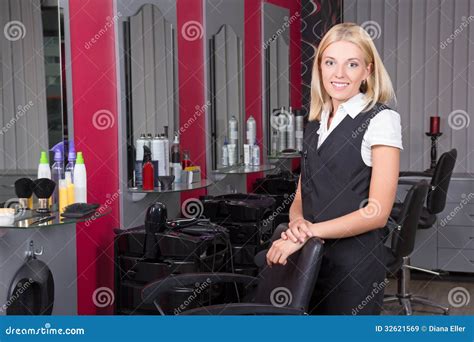Professional Hairdresser In Beauty Salon Royalty Free Stock Images