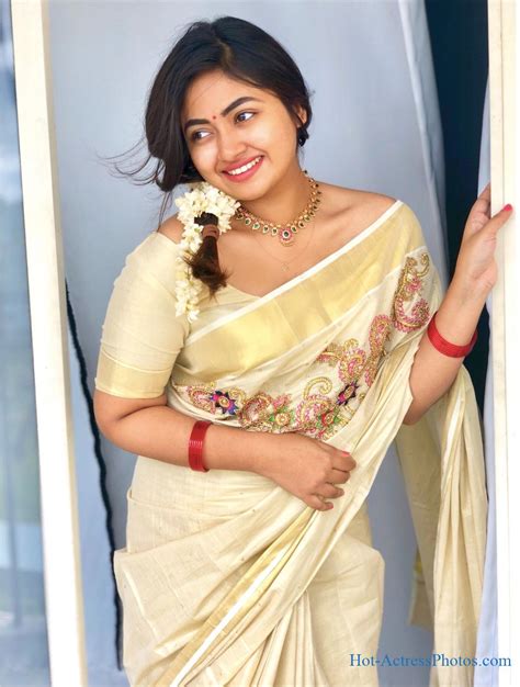 Malayalam Actress Shaalin Zoya Cute Photos In Kerala Saree Hot
