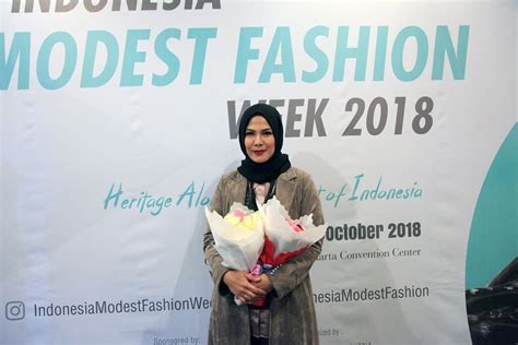 Nina Nugroho Angkat Batik Cirebon Bermotif Wayang Di Imfw 2018 Nina
