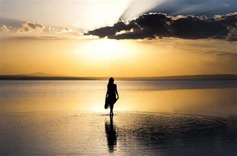 站在海边看日出的美女剪影摄影图片 三原图库