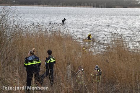 Rijn bereikt eind deze week zijn hoogste stand. Jongeren bij Oude Maas verrast door hoog water, brandweer ...