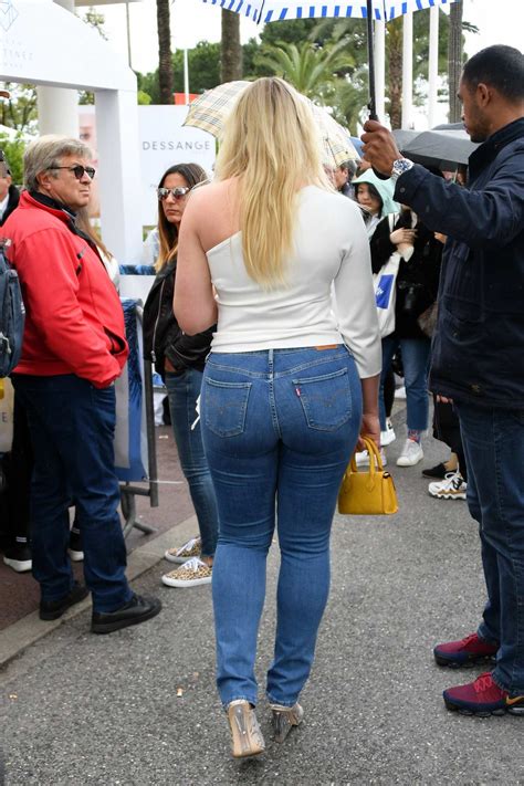 Iskra Lawrence Looks Amazing In A White Top And Tight Blue Jeans While