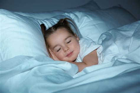 Bella Bambina Che Dorme A Letto Alla Notte Bedtime Immagine Stock