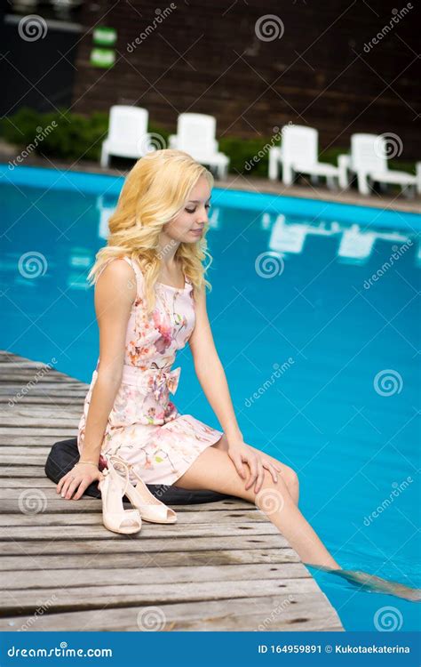 sexy schlackige junge blonde in einem luxushotel entspannt am pool stockbild bild von schön