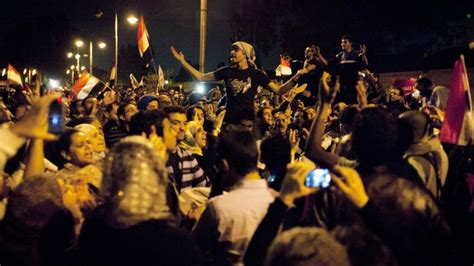 egypt protesters march on presidential palace