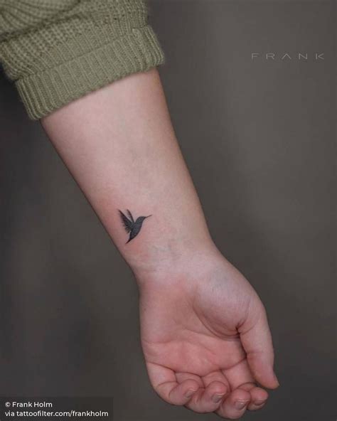 Hummingbird Tattoo On The Wrist Mom Tattoos Finger Tattoos Body Art