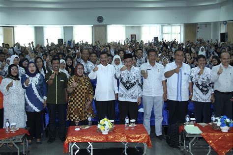 Gubsu Tengku Erry Usulkan Pengangkatan Guru Honor Jadi Pns Usia