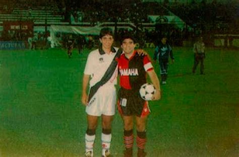 Se desempeñó como delantero o mediocampista ofensivo y destacó por su extraordinaria técnica junto con una amplia visión del juego. Maradona y su debut oficial en Newell's • Planeta Newells