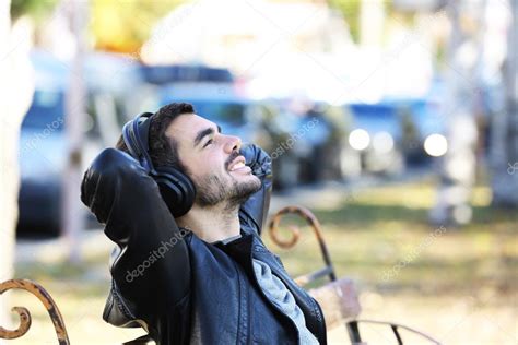 Man Luisteren Aan Muziek In Openlucht — Stockfoto © Belchonock 90562468