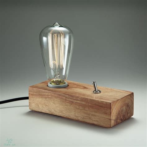Rätsel der woche welcher schalter ist für welche lampe? Lampe mit Schalter auf einem Stück Holz | Dekorative ...