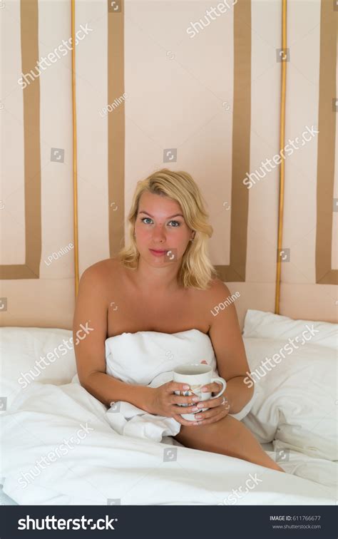Young Naked Woman Bed库存照片611766677 Shutterstock