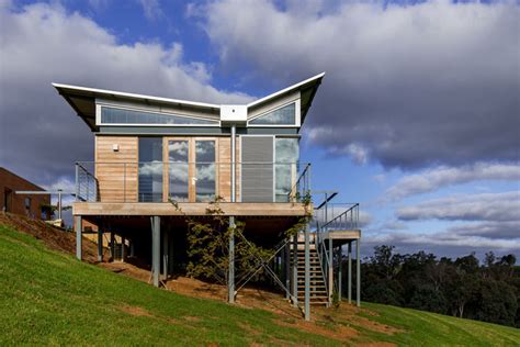 Butterfly roof house / thescape. This Australian Weekender House Has A Distinctive ...