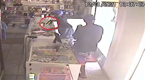 De acordo com a polícia, os suspeitos estavam armados com. Vídeo mostra assalto em Araçatuba; polícia procura dois ...