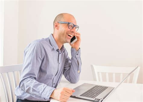 Sonriente Hombre De Negocios Hablando Por Teléfono Móvil Con La