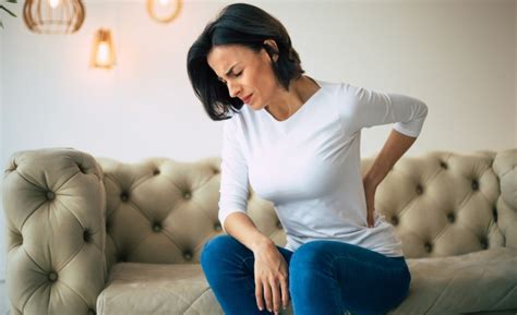 The left kidney, small intestine and descending colon are all found at the lower left side of the back, also known as the left lumbar region. Lower Back Pain in Men & Women | Types, Causes & Treatment Options - Page 3 of 31 - Left Side Pains