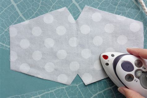 I will elaborate further on how i decided on this but as i personally hate wading through long grandmother stories before getting to the pattern, i will post up the video and free mask pattern download links here first before getting to the details. 2 DIY Face Mask Tutorials
