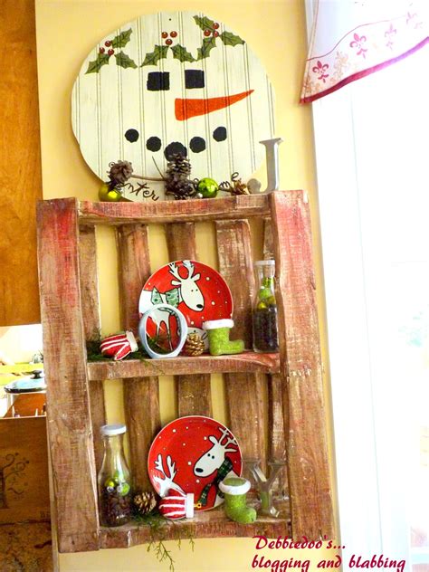 Christmas Decorating A Wood Pallet Debbiedoos