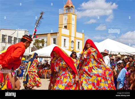 Colombia El Departamento De La Guajira Uribia Bailarinas En La Plaza