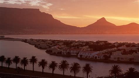 Cape town's top sight in terms of visitor numbers, the v&a waterfront is big, busy and in a spectacular location, with table mountain as a backdrop. The Heavenly Table Mountain - Cape Town (South Africa ...