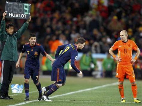 España… uno de los dos países más en deuda con sus aficiones se convertirá en el octavo campeón de la historia de la copa del mundo… España Vs Holanda 2010 Alineaciones : Segundo tiempo ...