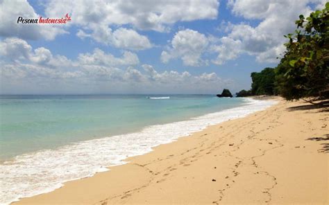 Pantai sanur dan pantai kuta menjadi ikon utama pulau dewata dari dulu hingga sekarang. 17.Pantai Uluwatu