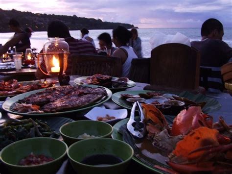 Tapi tahukah kamu, sebenarnya makan malam tak dilarang selama diet. Makan Malam Romantis Sekaligus Deg-degan di Jimbaran