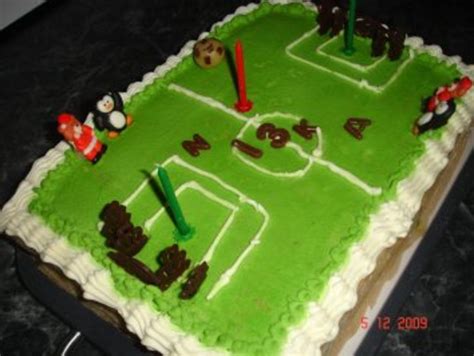 Einen schnellen & einfachen fussball kuchen zur em 2016 backen. Kindergeburtstagstorte Fußball-Stadion - Rezept - kochbar.de