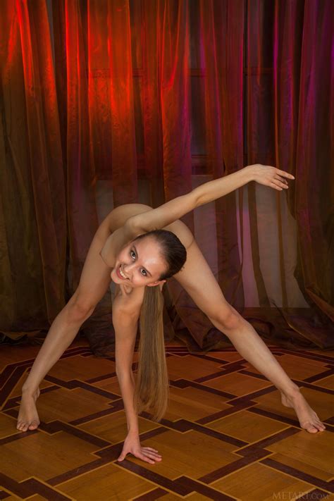 Flexible Ballerina With An Incredibly Fit Body Is A Naked Contortionist