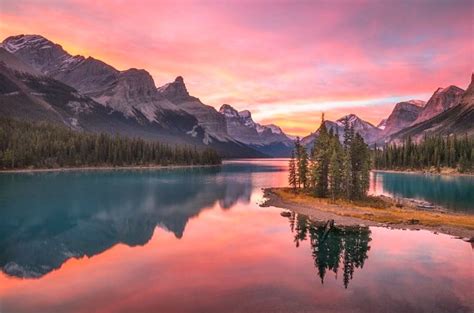 🇨🇦 Spirit Island Sunrise Maligne Lake Jasper National Park Alberta