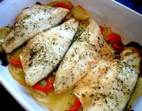 Así podréis cocinar la merluza de forma rápida, ya que estará lista en unos 20 minutos y quedará muy jugosa como podéis ver en la foto. Receta de Lubina al Microondas
