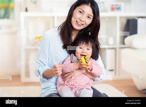 Bastante Feliz Madre Japonesa Jugar Con Su Niño Pequeño Y Lindo Hija En