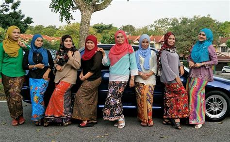 perempuan pakai kain batik gaya prewedding 9 seleb pakai kain batik termasuk nikita nah