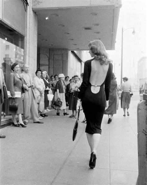 Vikki Dougan In Her Iconic Backless Black Dress Hollywood Moda Estilo Estilo Vintage Moda