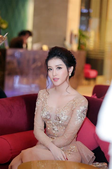 Á hậu huyền my là fan 'cứng' của chelsea nhiều năm qua nên vô cùng hạnh phúc khi cậu lạc bộ giành chiến thắng trong trận chung kết champions league, tối 29/5. Á hậu Huyền My mặc xuyên thấu, dìm hàng chiều cao Vân Hugo