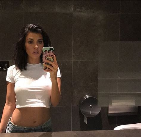 Kourtney Kardashian Ousa Em Selfie Com Camisetinha Branca Sem Suti