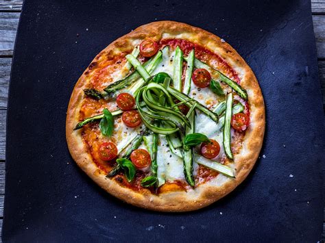 Recàrrec per a comandes inferiors a € 5,00. Pizza med asparges og tomat | Oppskrift | Meny.no