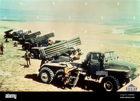 vue de droite de six systèmes soviétiques de lance roquettes multiples bm 21 de 122mm le bm 21