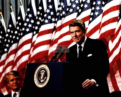 Ronald Reagan Speaks At A Minneapolis Rally In 1982 8x10 Photo Ep