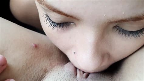 Лесбиянки целуют и лижут киску в видео от первого лица Xhamster