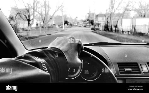 Vista En Primera Persona Del Hombre Conduciendo Coches Con Volante Y Mano Blanco Y Negro