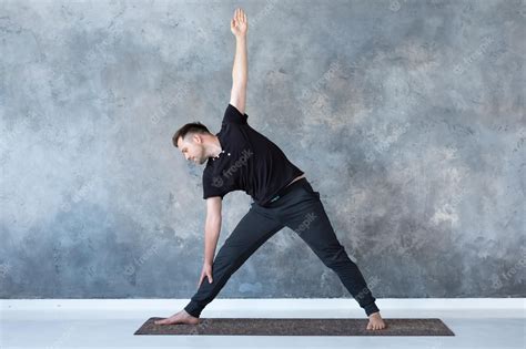 Hombre Principiante Practicando Yoga Haciendo Pose Trikonasana Foto