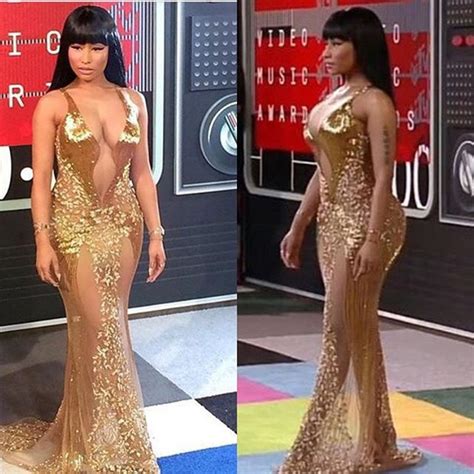 Ego Nicki Minaj Mostra Bumbum Avantajado Em Vestido Dourado Notícias De Moda