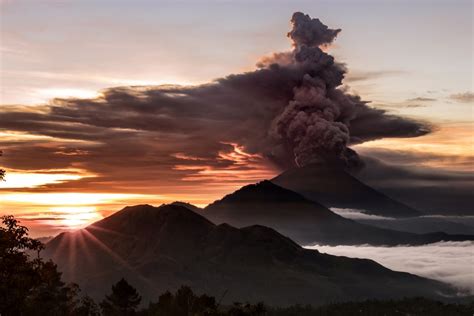 Bali Volcano In Pictures Airports Remain Closed 100000 To Evacuate As Mount Agung Continues