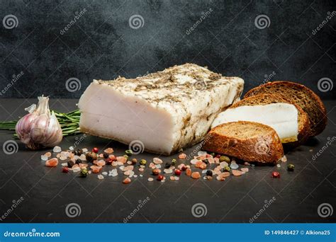 Lardo Salato Affettato In Pepe Nero Con Le Spezie L Aglio Il Pane Ed