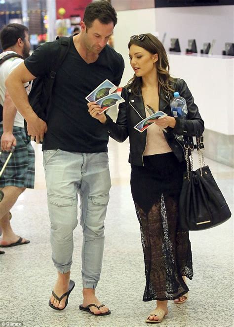 The Bachelorette Sam Frost And Sasha Mielczarek Gets Handsy At Melbourne Airport Daily Mail Online