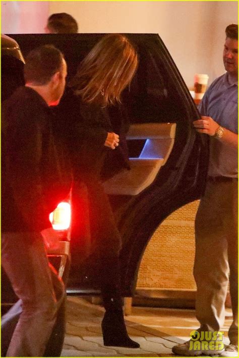 Photo Jennifer Aniston Arrives For 51st Birthday Party With Courteney Cox 03 Photo 4436800
