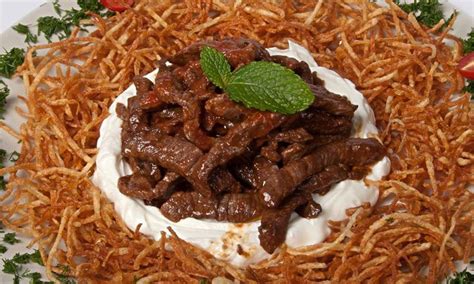 Sıvı yağda tavuk etlerini rengi değişene kadar soteleyin. ÇÖKERTME KEBABI