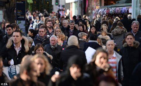 Panic Saturday Shoppers In Billion Pound Dash For Last Minute Christmas Deals Daily Mail Online