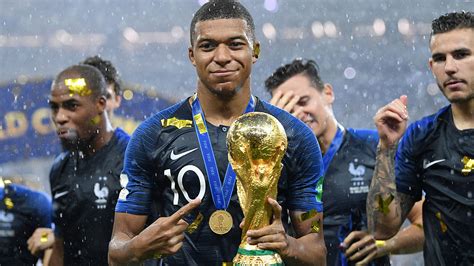 2018 (mmxviii) was a common year starting on monday of the gregorian calendar, the 2018th year of the common era (ce) and anno domini (ad) designations, the 18th year of the 3rd millennium. WM 2018: Pele gratuliert Weltmeister Kylian Mbappe ...