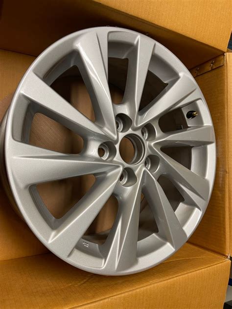 Toyota Camry Hybrid Original Rim Car Accessories Tyres And Rims On